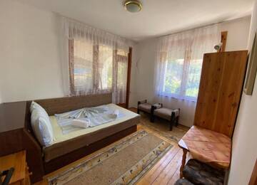 Фото номера Дом с 5 спальнями Дома для отпуска Velibash House г. Велика 71