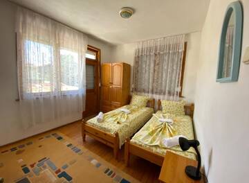 Фото номера Дом с 5 спальнями Дома для отпуска Velibash House г. Велика 78