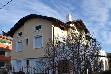 Фото номера Дом с 5 спальнями Дома для отпуска Velibash House г. Велика 41