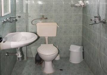 Фото номера Дом с 5 спальнями Дома для отпуска Velibash House г. Велика 45