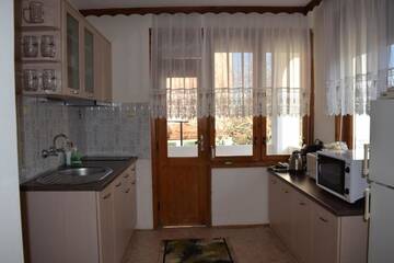 Фото номера Дом с 5 спальнями Дома для отпуска Velibash House г. Велика 52