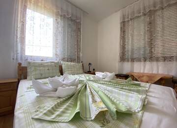 Фото номера Дом с 5 спальнями Дома для отпуска Velibash House г. Велика 14