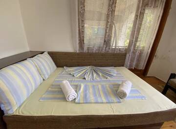 Фото номера Дом с 5 спальнями Дома для отпуска Velibash House г. Велика 28