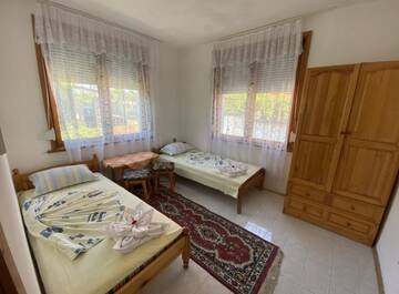 Фото номера Дом с 5 спальнями Дома для отпуска Velibash House г. Велика 30