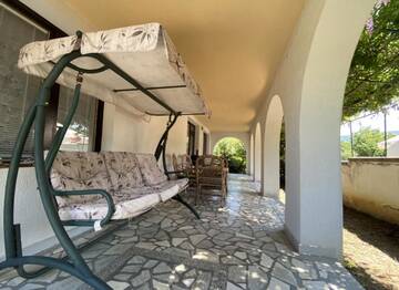 Фото номера Дом с 5 спальнями Дома для отпуска Velibash House г. Велика 9