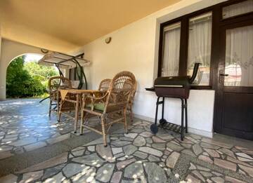 Фото номера Дом с 5 спальнями Дома для отпуска Velibash House г. Велика 81