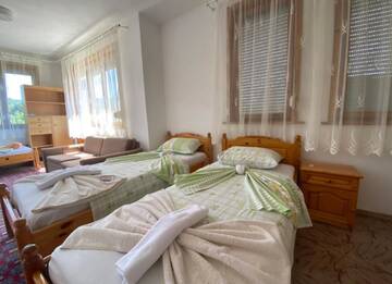 Фото номера Дом с 5 спальнями Дома для отпуска Velibash House г. Велика 66