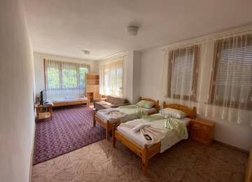 Фото номера Дом с 5 спальнями Дома для отпуска Velibash House г. Велика 67