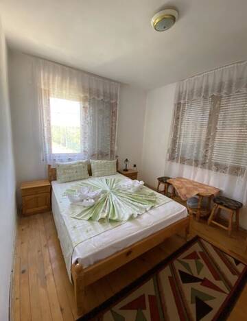 Фото номера Дом с 5 спальнями Дома для отпуска Velibash House г. Велика 32