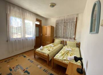 Фото номера Дом с 5 спальнями Дома для отпуска Velibash House г. Велика 34