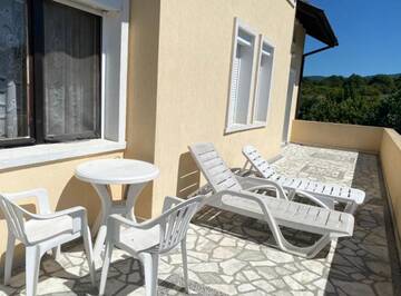 Фото номера Дом с 5 спальнями Дома для отпуска Velibash House г. Велика 91